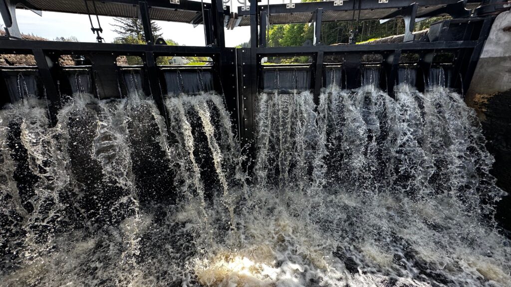 picture of the water coming into the lock