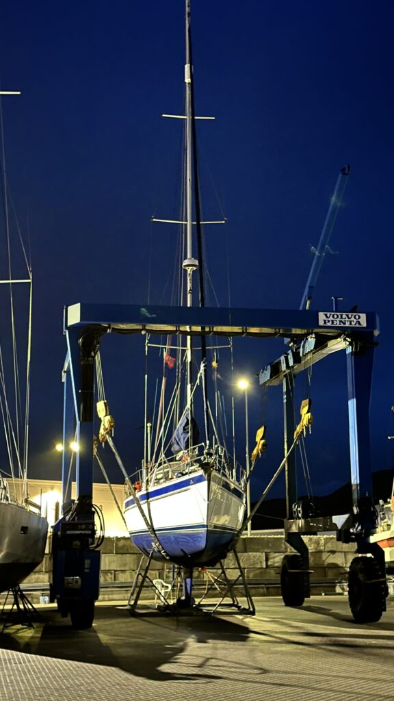 Picture of boat Snow beat coming back into the water
