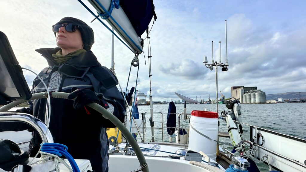picture of Sarah at the help of sailing boat halbert rassy 40