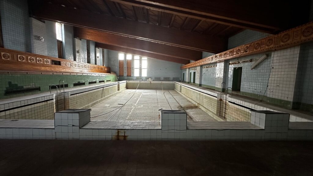 The old swimming pool in Pyramiden